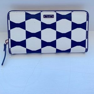 Kate Spade New York Bow Tile Lacey Leather Zip Around Wallet in Navy/White